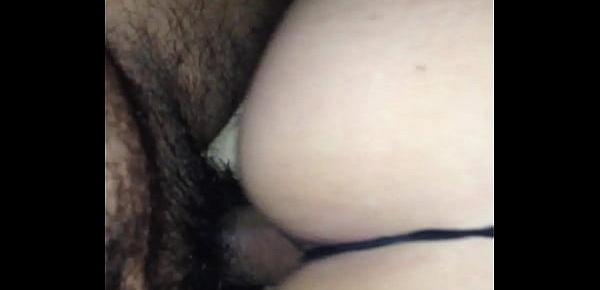  Otro video de mi esposa y yo dándole una buena cogida en tanga negra.MOV